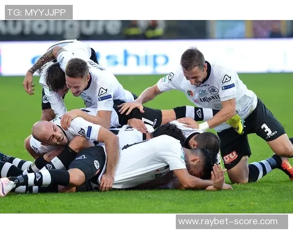 西甲激战：拜仁险胜那不勒斯争议判罚引发全场热议